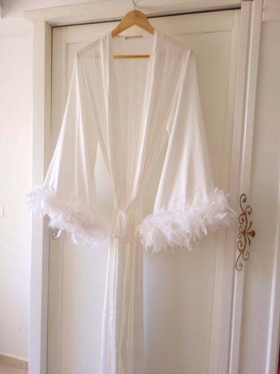Boas de plumes de 2 mètres Or Argent avec fil Écharpe en plumes blanches  pour l'artisanat Robes de soirée de mariage jupe Châle décoratif-20g or  blanc, 2 mètres : : Cuisine et